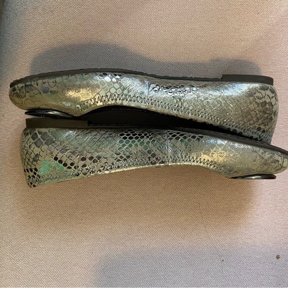Tory Burch metallic python flats - Picture 2 of 7
